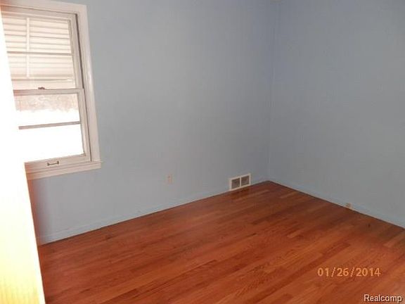 4th image of 16625 Glenmore St
