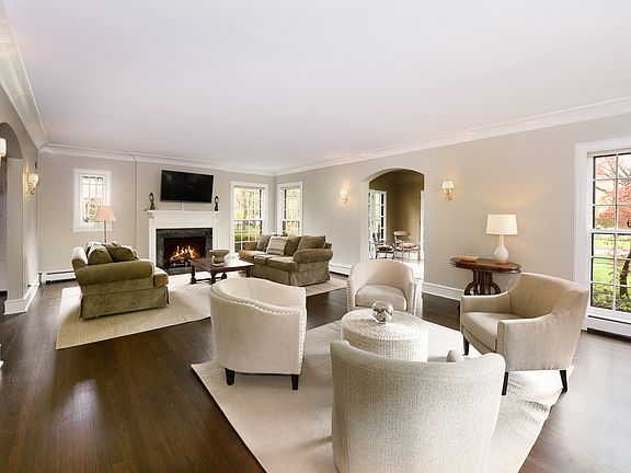 3rd image of 831 Ashland Ave