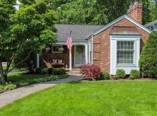 1656 Hampton Rd, Grosse Pointe Woods, MI 48236