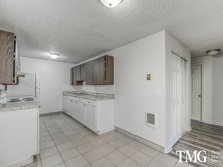 Willow Creek Apartments — Photo 9