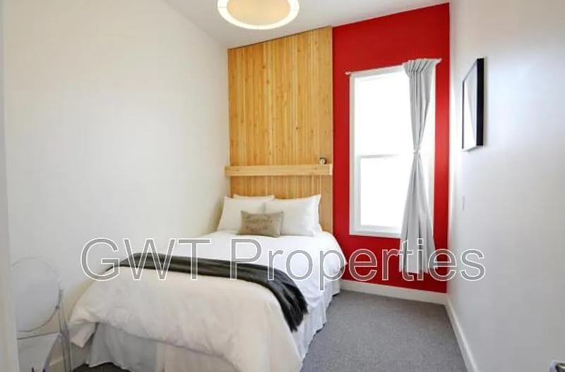 1 bed, 1.0 bath, 100 sqft, $1,300 — Photo 1