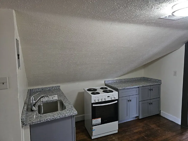1547 Hillcrest Rd #3 — Photo 3