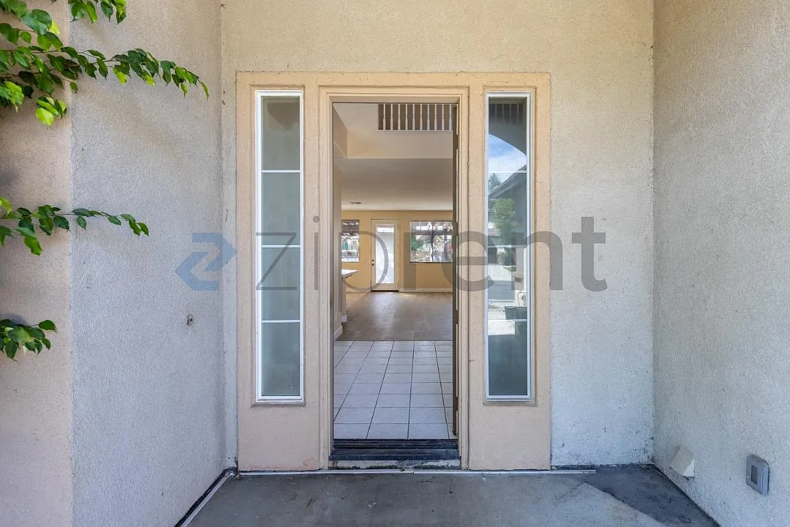4 bed, 2700 sqft, $4,995 — Photo 3
