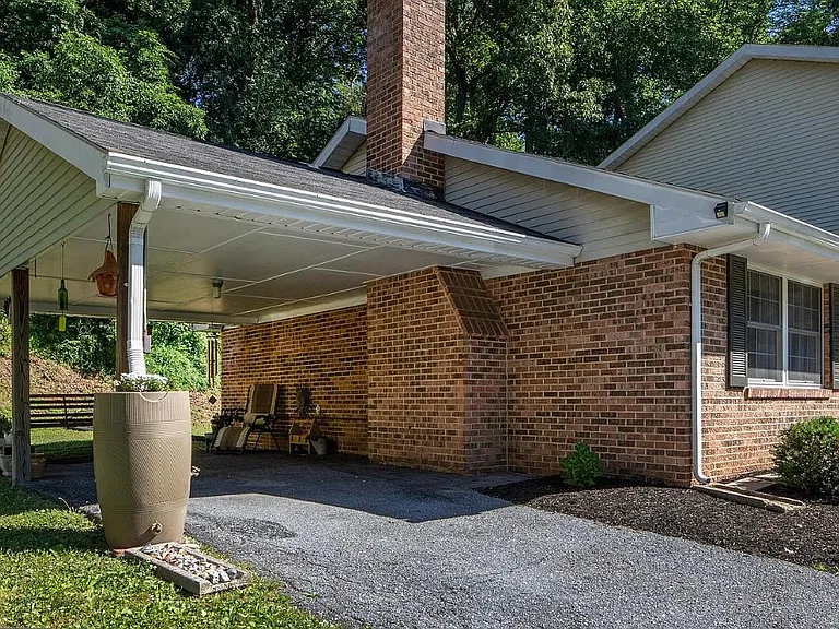 907 Rhue Haus Ln — Photo 3