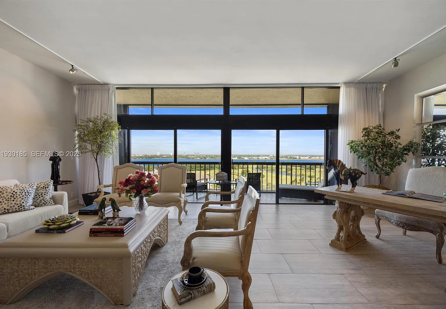 Envoy Condo — Photo 2