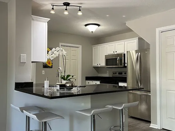 811 Burr Oaks Dr Unit 206, West Des Moines, IA 50266