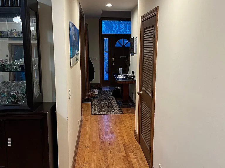 1126 W Roscoe St — Photo 37