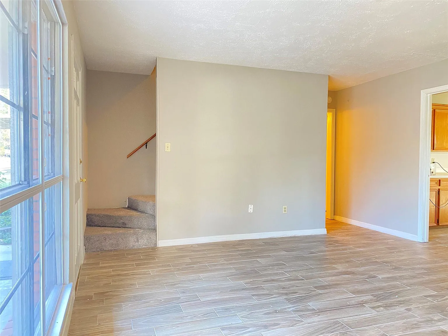 4 bed, 2.0 bath, 2100 sqft, $1,895 — Photo 4