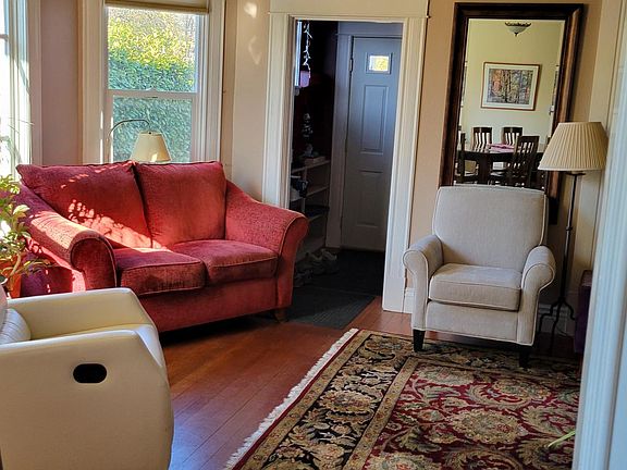 Living room bay window seating