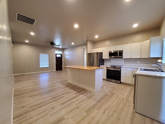 3rd image of 921 Thunder Mountain St
