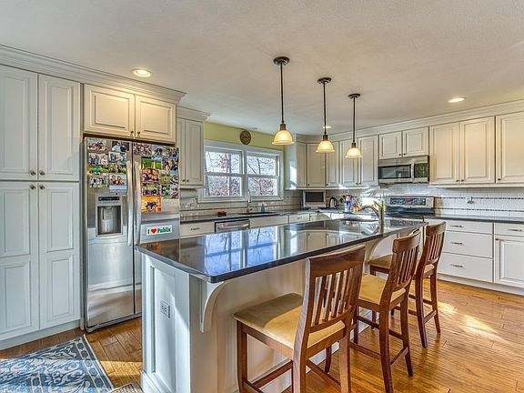 4th image of 515 Eastlake Dr