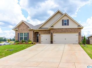 289 Falcon Ridge Dr, New Market, AL 35761