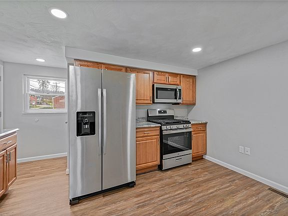 4th image of 110 N Thompson Ln