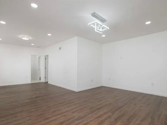 3rd image of 40 Warman St Floor 1