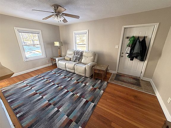 3rd image of 1704 Merle Hay Rd