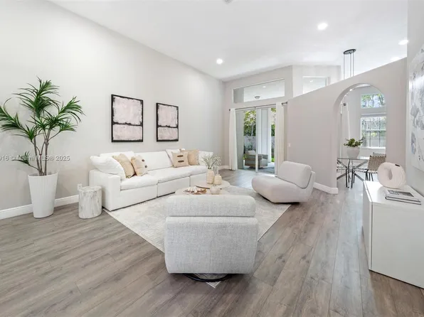 2587 Jardin Ct, Fort Lauderdale, FL 33327