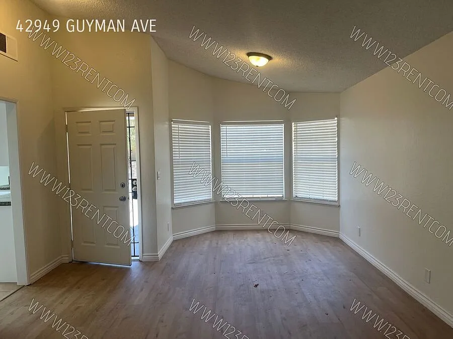 3bd/ 2bth Single Story Family Home Lancaster West — Photo 2