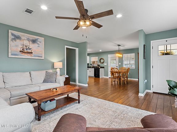 5th image of 6321 Chaucer Dr