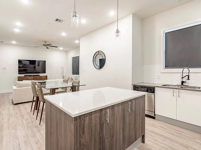 10211 Las Nubes Ave — Photo 4