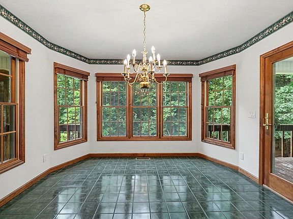 4th image of 93 Lori Ln