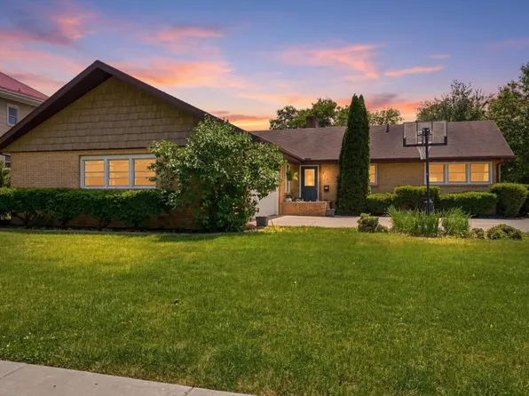 409 E Oak St, Fairbury, IL 61739