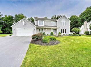 25 Silverknoll Dr, Rochester, NY 14624