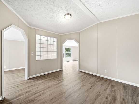 4th image of 835 Mountain View Rd