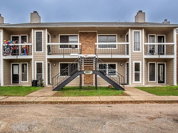 2nd image of 1907 W Loop