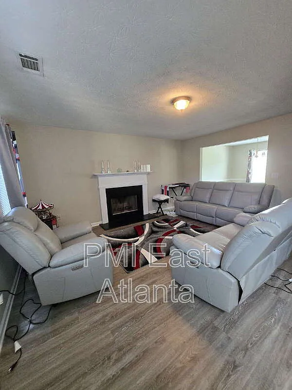 3 bed, 2.5 bath, 1978 sqft, $2,000 — Photo 3