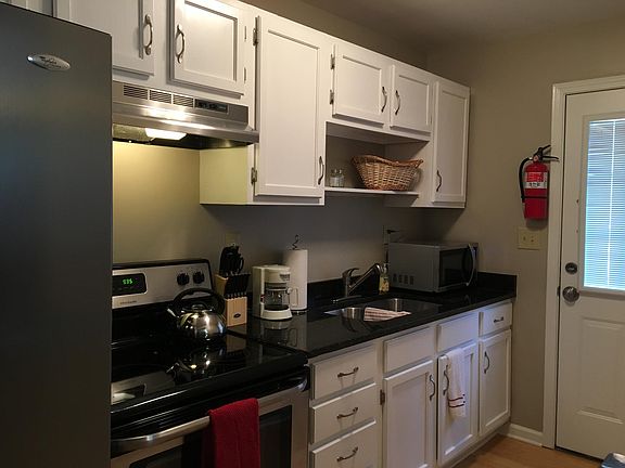 3rd image of 907 Hampton Ave #A
