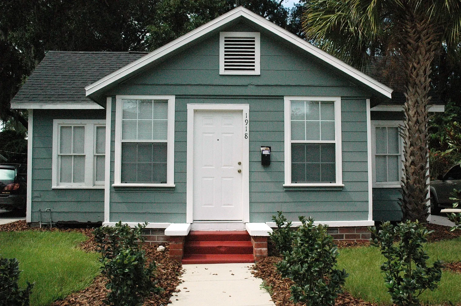 Large 6 Bed/2 Bath Unit Steps from UF! — Photo 1