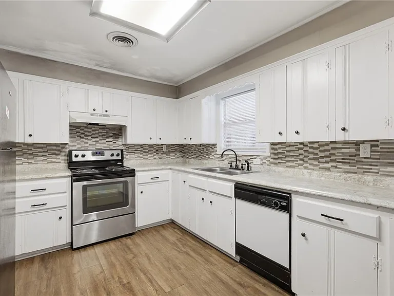 112 Williams St — Photo 11