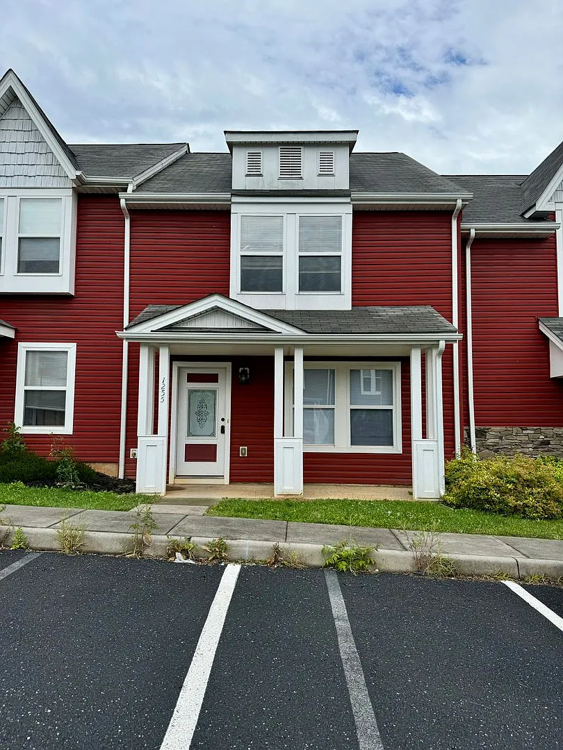 Townhouse for Rent in Beacon Hill — Photo 1