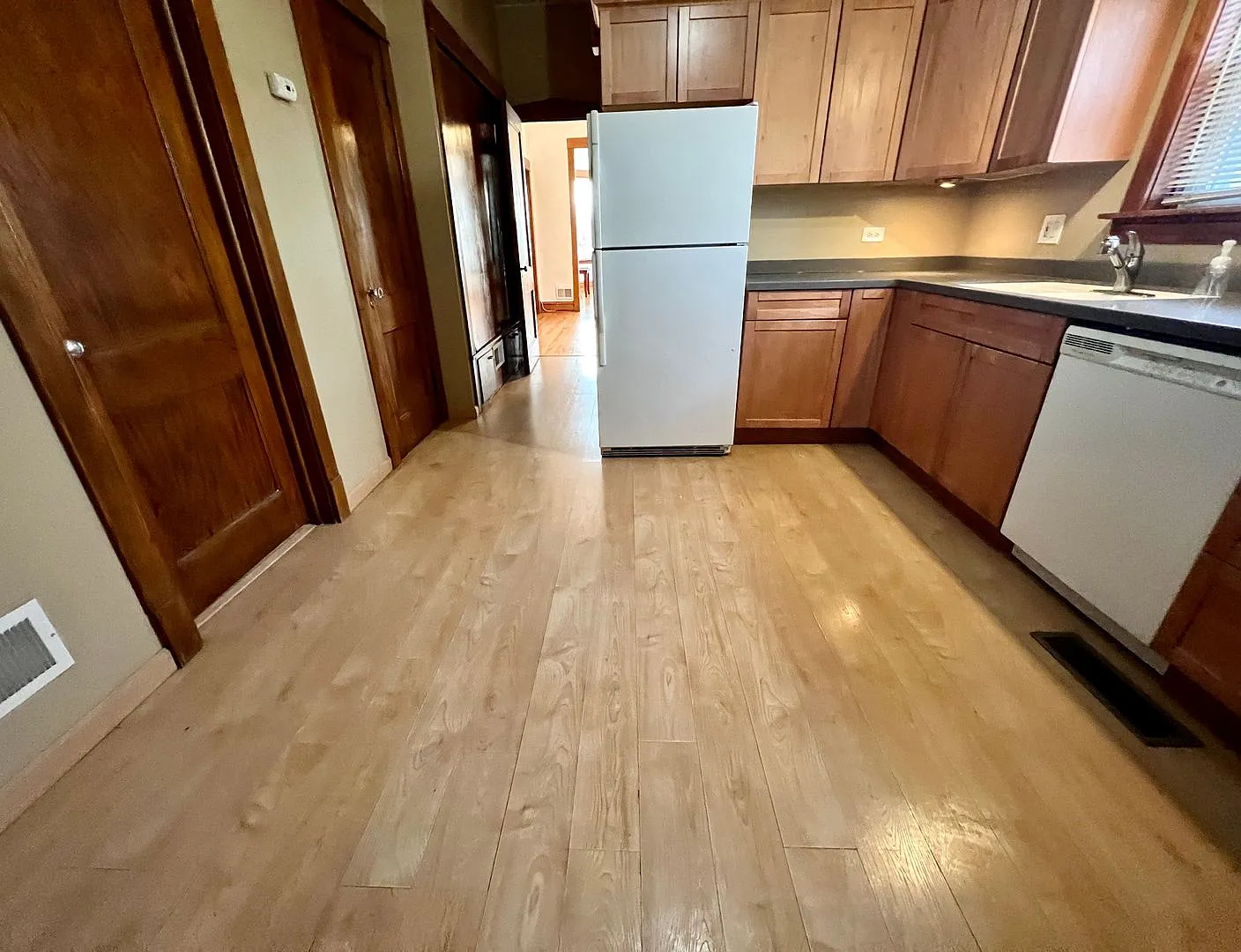 2155 N Kilbourn Ave — Photo 4
