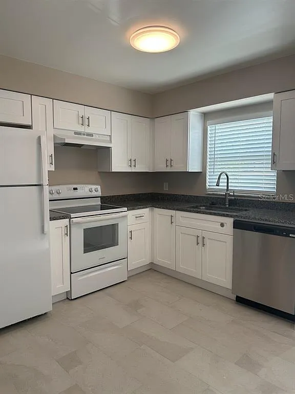 3 bed, 1.0 bath, 900 sqft, $2,475 — Photo 3