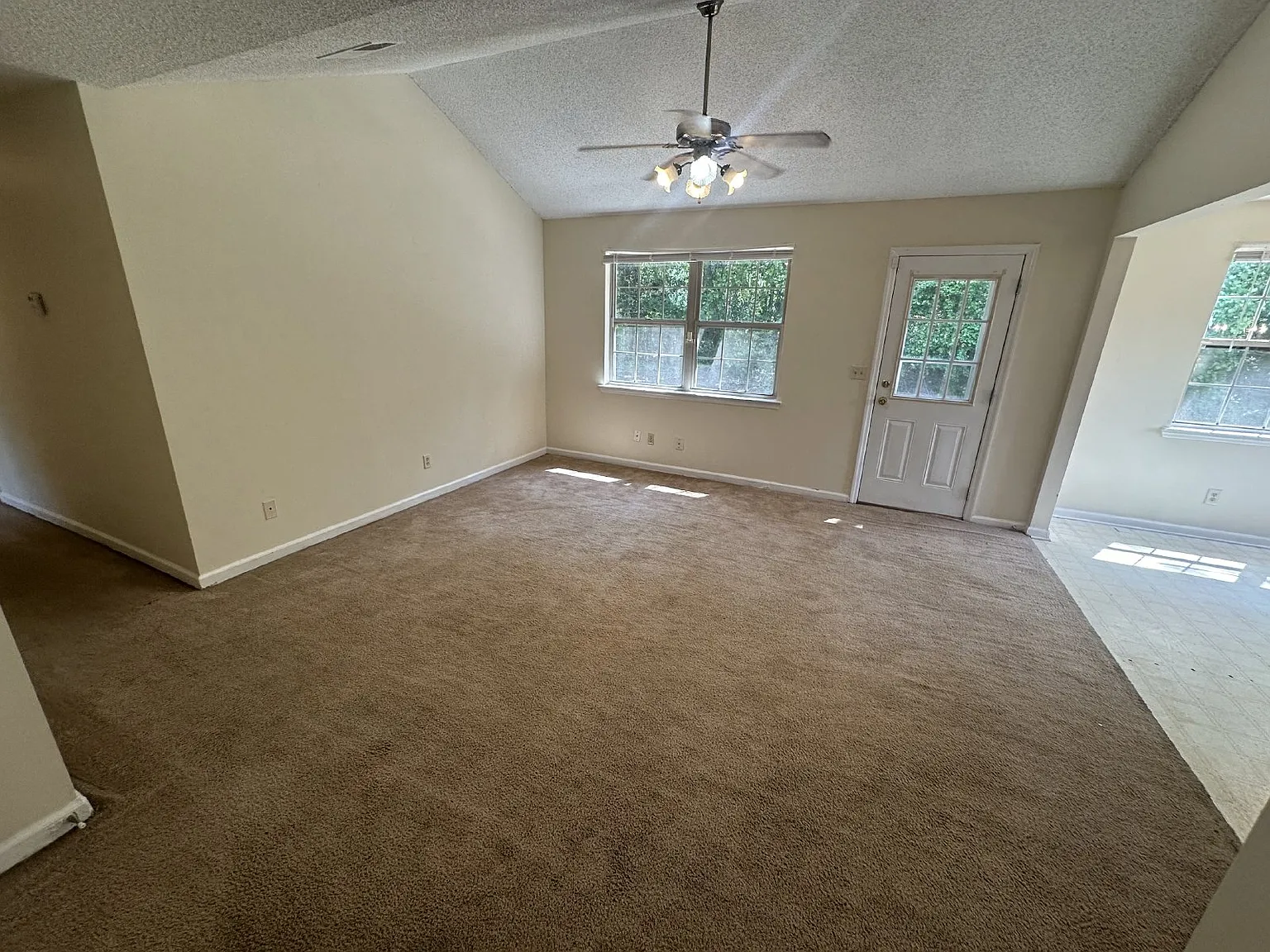 3 bed, 2.0 bath, 1065 sqft, $1,500 — Photo 2