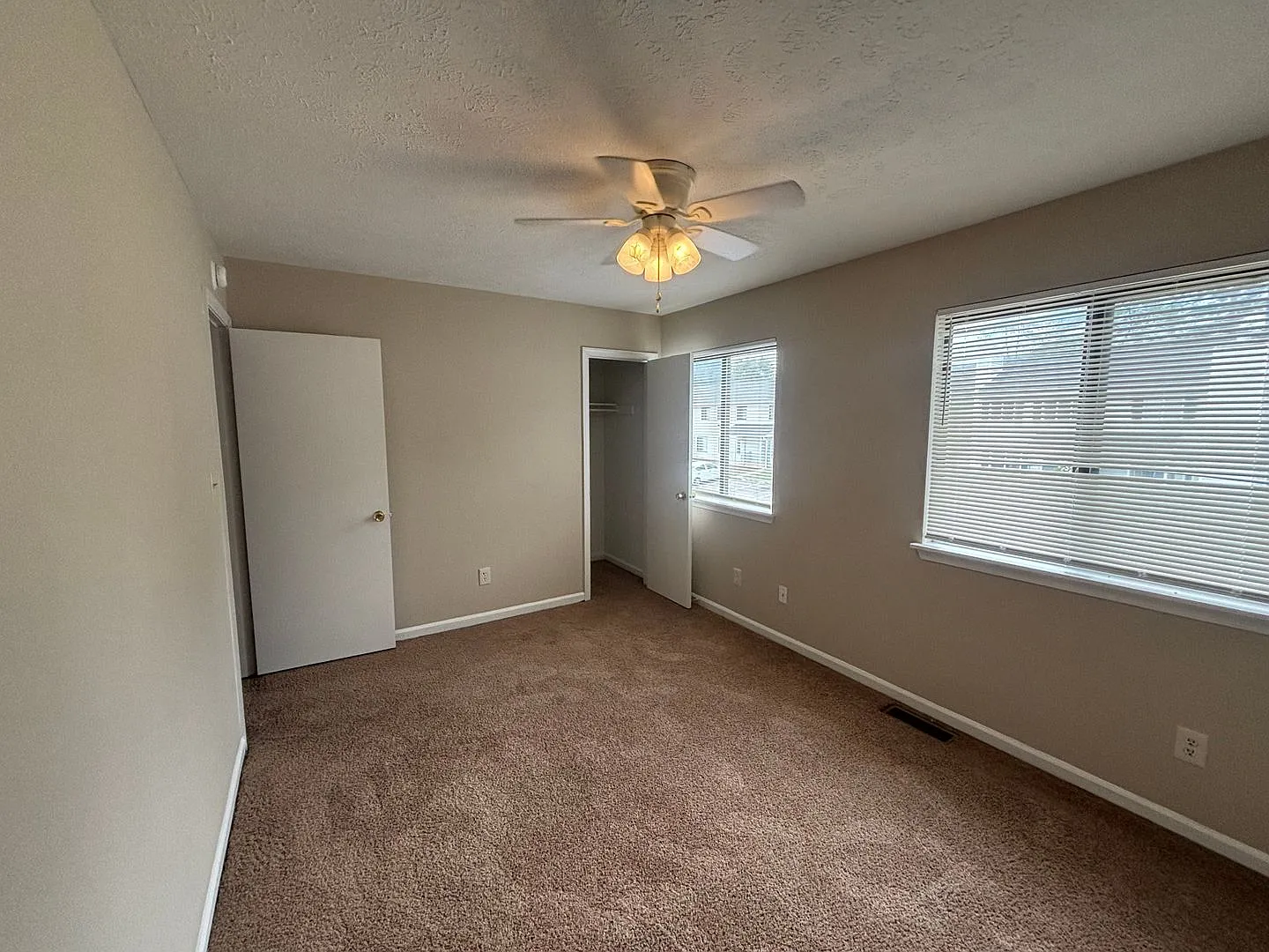 End Unit Townhouse Within Walking Distance to Liberty — Photo 2