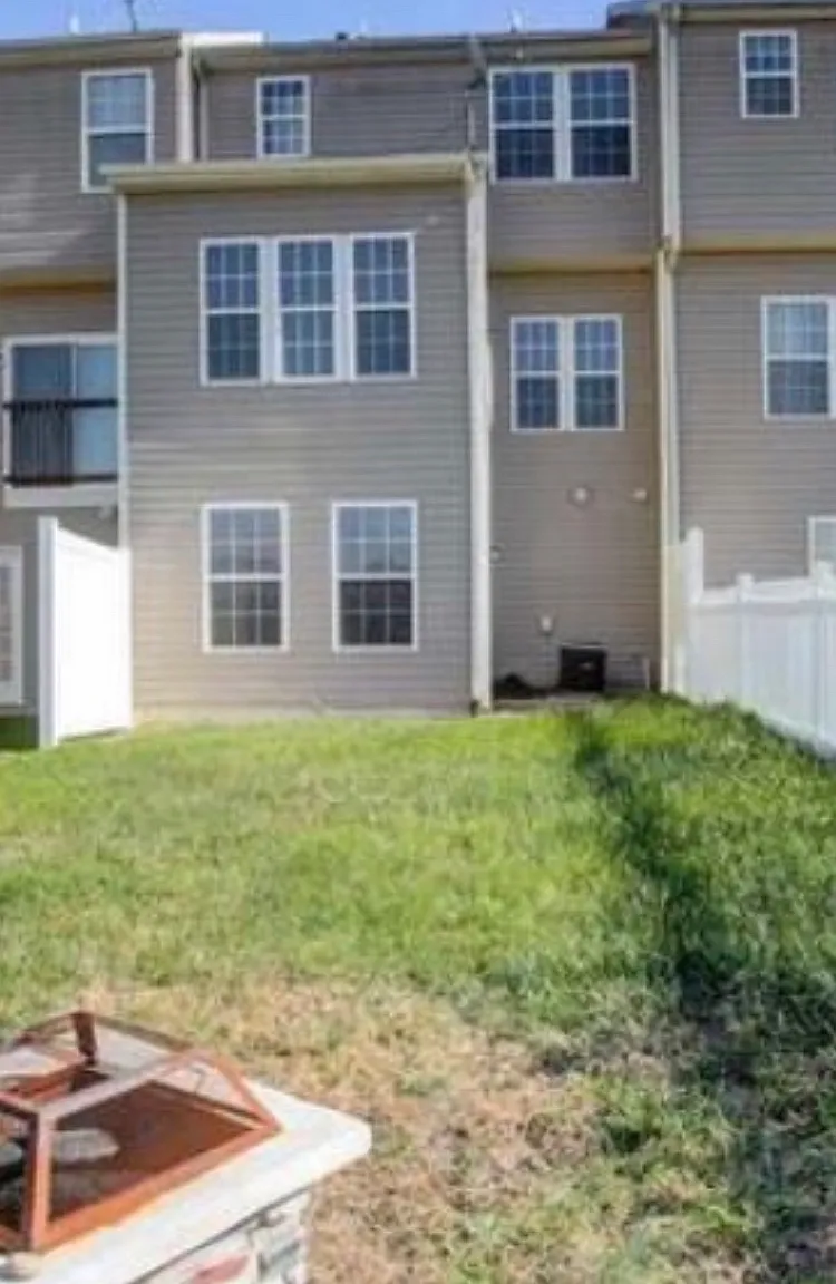 3 bed, 2200 sqft, $2,100 — Photo 2