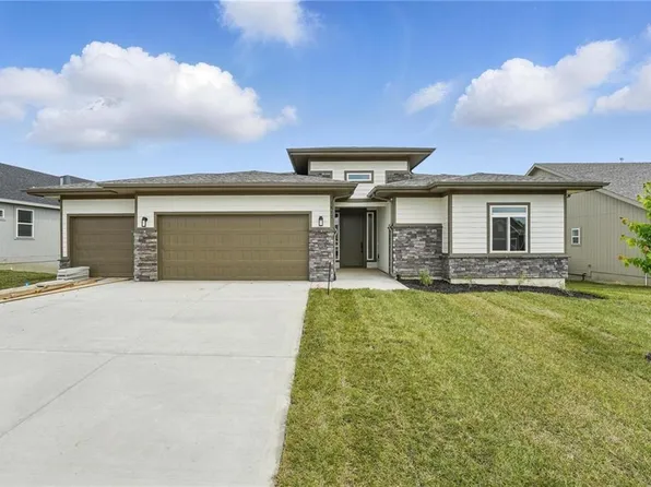 1833 Woodward Cir, Raymore, MO 64083
