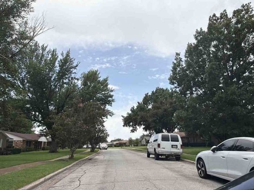 Exterior Neighborhood (street photo)