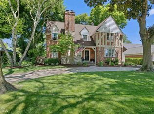 100 Roslyn Rd, Grosse Pointe Woods, MI 48236
