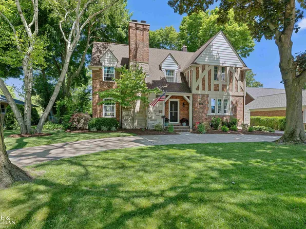 100 Roslyn Rd, Grosse Pointe Woods, MI 48236