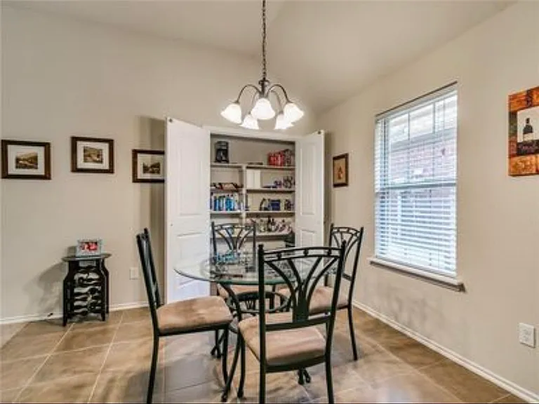 2400 Golden Ln — Photo 19