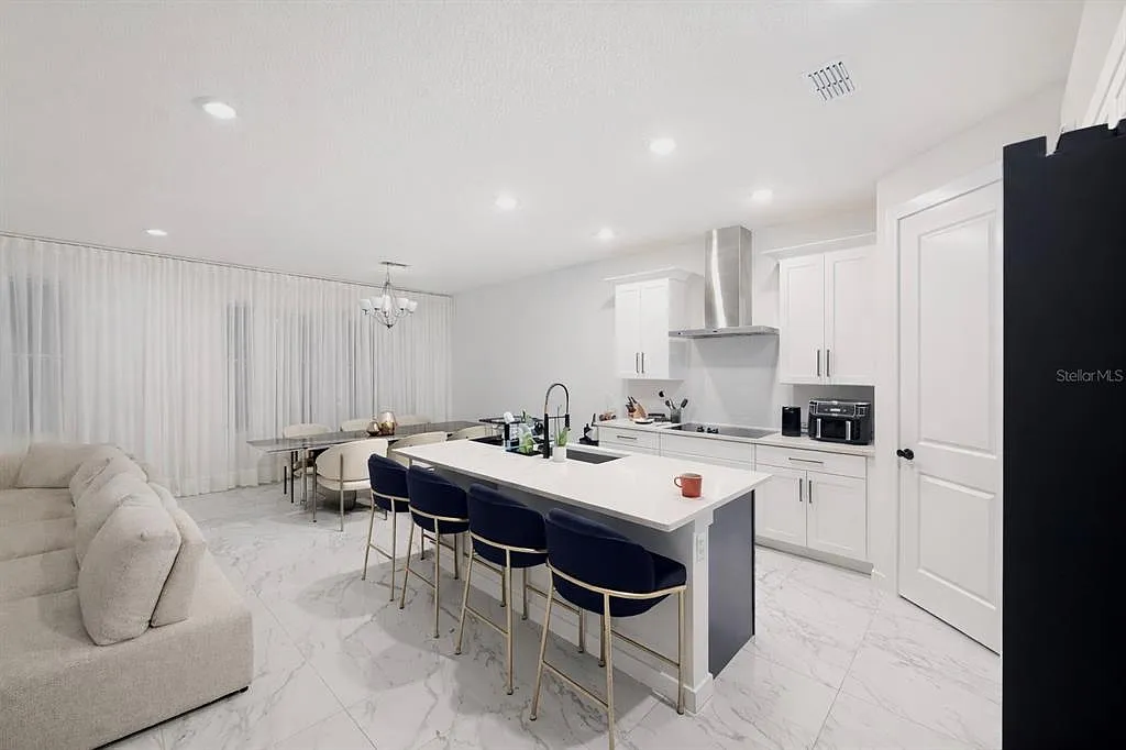 5 bed, 3.0 bath, 2811 sqft, $4,250 — Photo 2