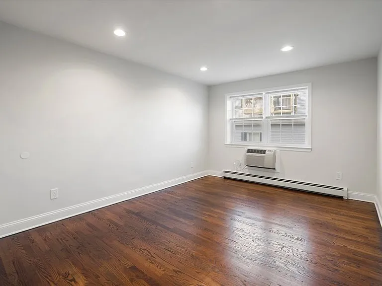 48 Roseland Avenue Apartments — Photo 27