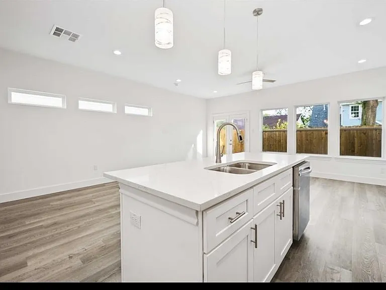 4508 Noble St — Photo 8