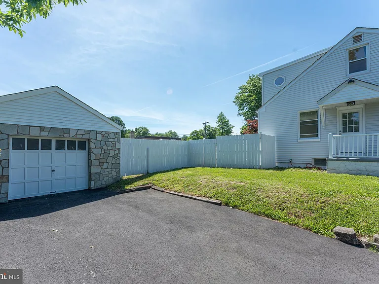 75 Reeder Ave — Photo 39