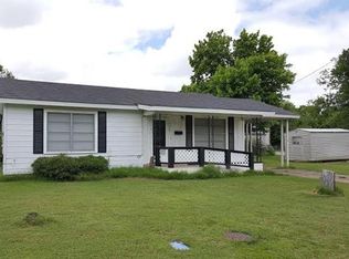 903 N 10th St, Honey Grove, TX 75446