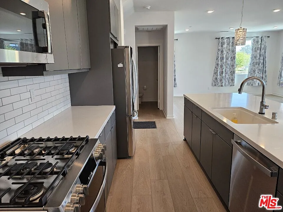 3 bed, 4.0 bath, 2280 sqft, $4,200 — Photo 4