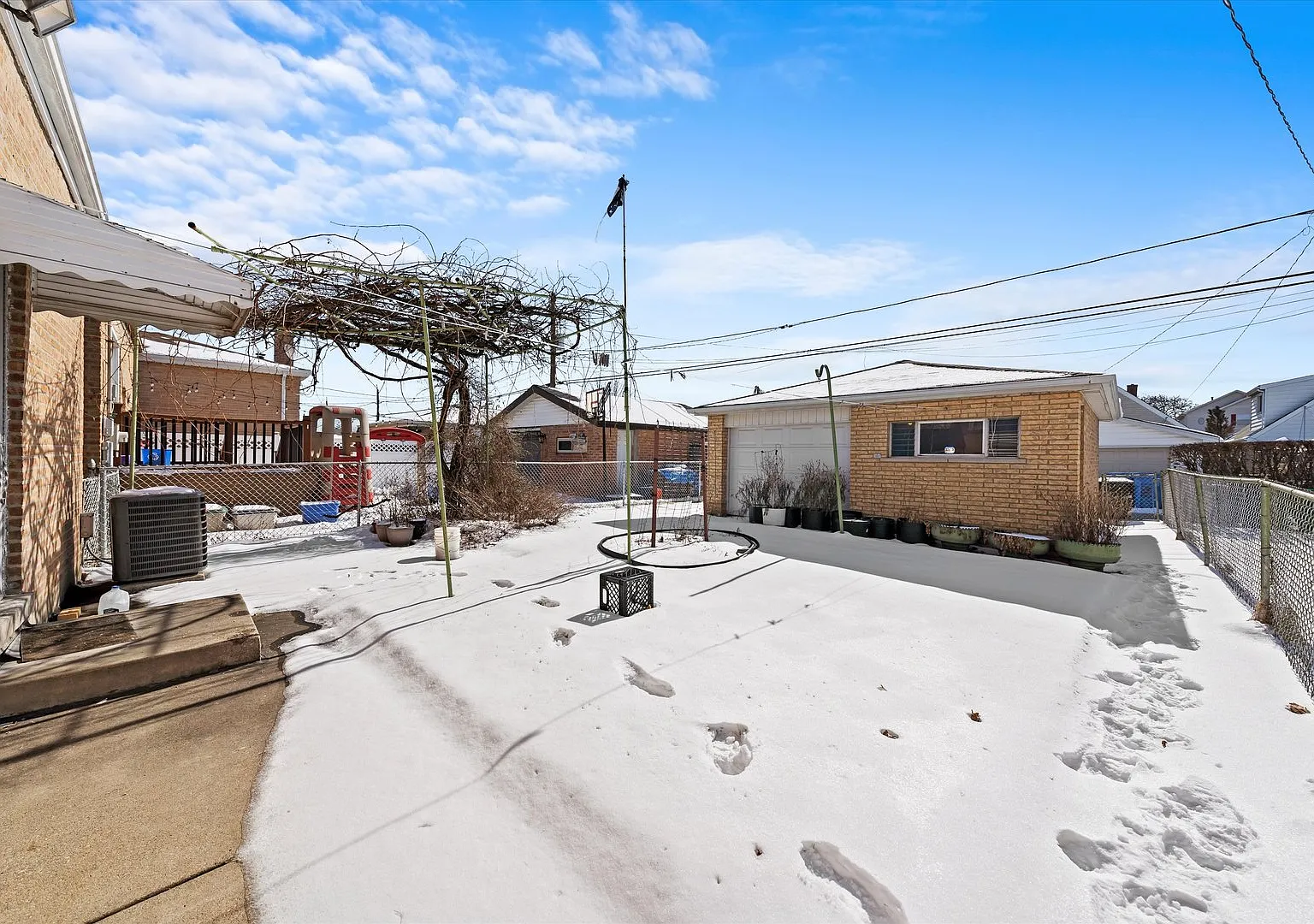 5 bed, 2100 sqft, $3,650 — Photo 3